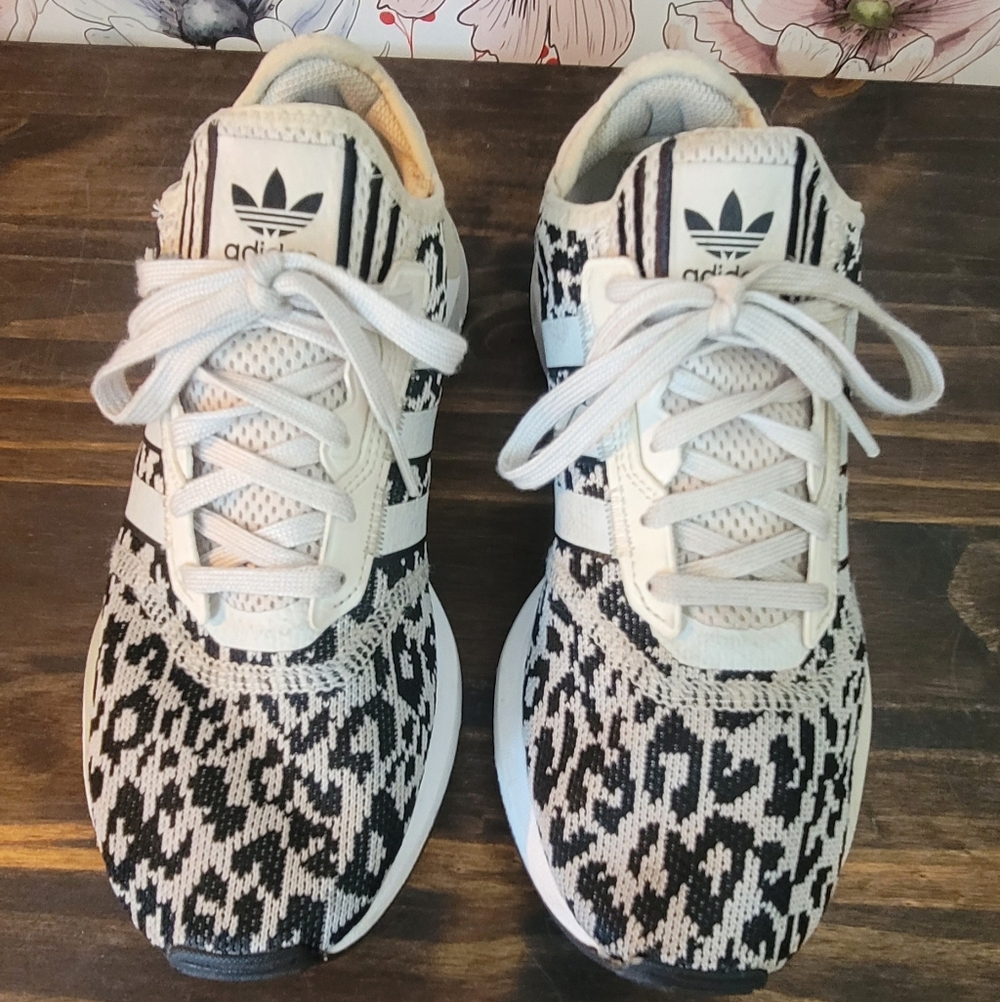 Adidas LEOPARD womens Size 9